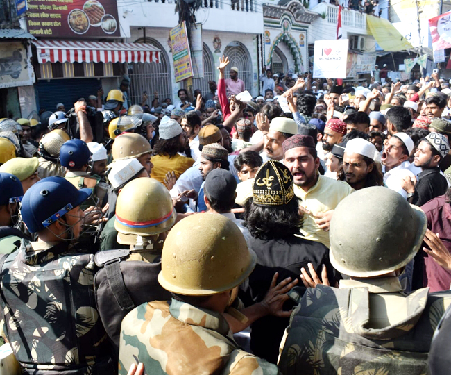 खलील हायर सेकंडरी स्कूल के पास मस्जिद के समाने हुआ था बवाल के बाद दंगाईयों पर लाठीचार्ज करतीं पुलिस। फाइल फोटो